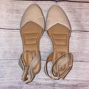 NWOT Me Too Nikki Wedge Cream Sandal